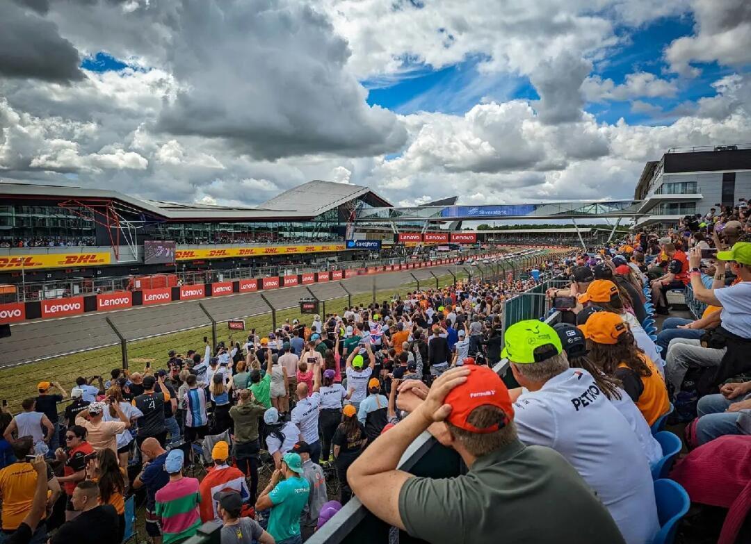 哈斯车队险胜法拉利,塞恩斯点燃赛场 哈斯车队险胜法拉利,塞恩斯点燃赛场