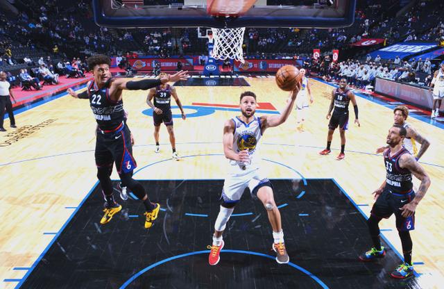 76人险胜吉林队,库里关键制胜 76人险胜吉林队,库里关键制胜