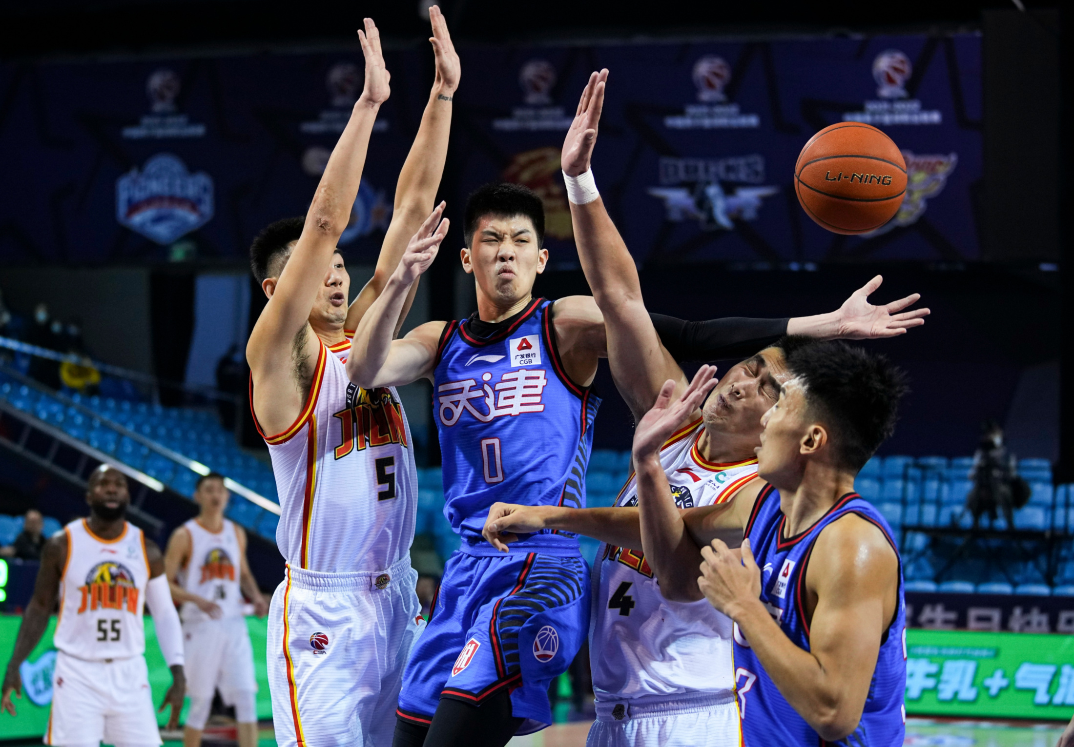 福建队轻取雄鹿,王哲林扛起全队 福建队轻取雄鹿,王哲林扛起全队