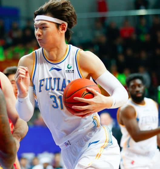 福建队轻取雄鹿,王哲林扛起全队 福建队轻取雄鹿,王哲林扛起全队