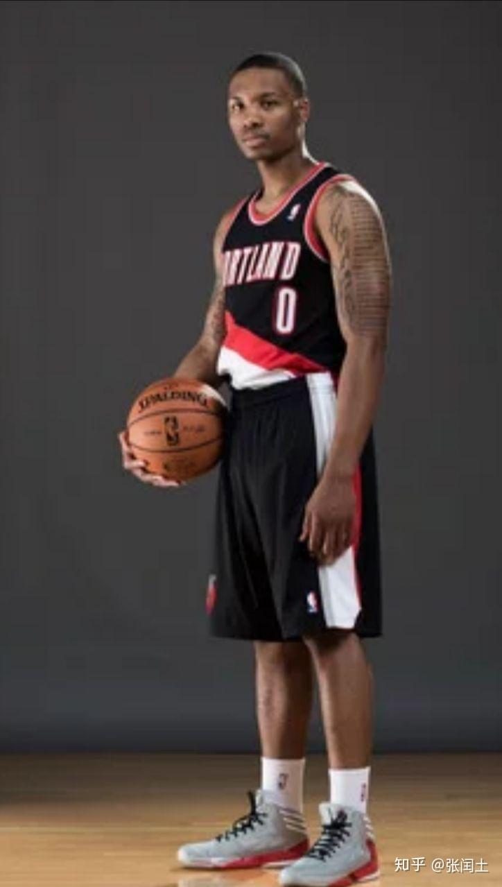 篮网险胜辽宁队，利拉德带队取胜