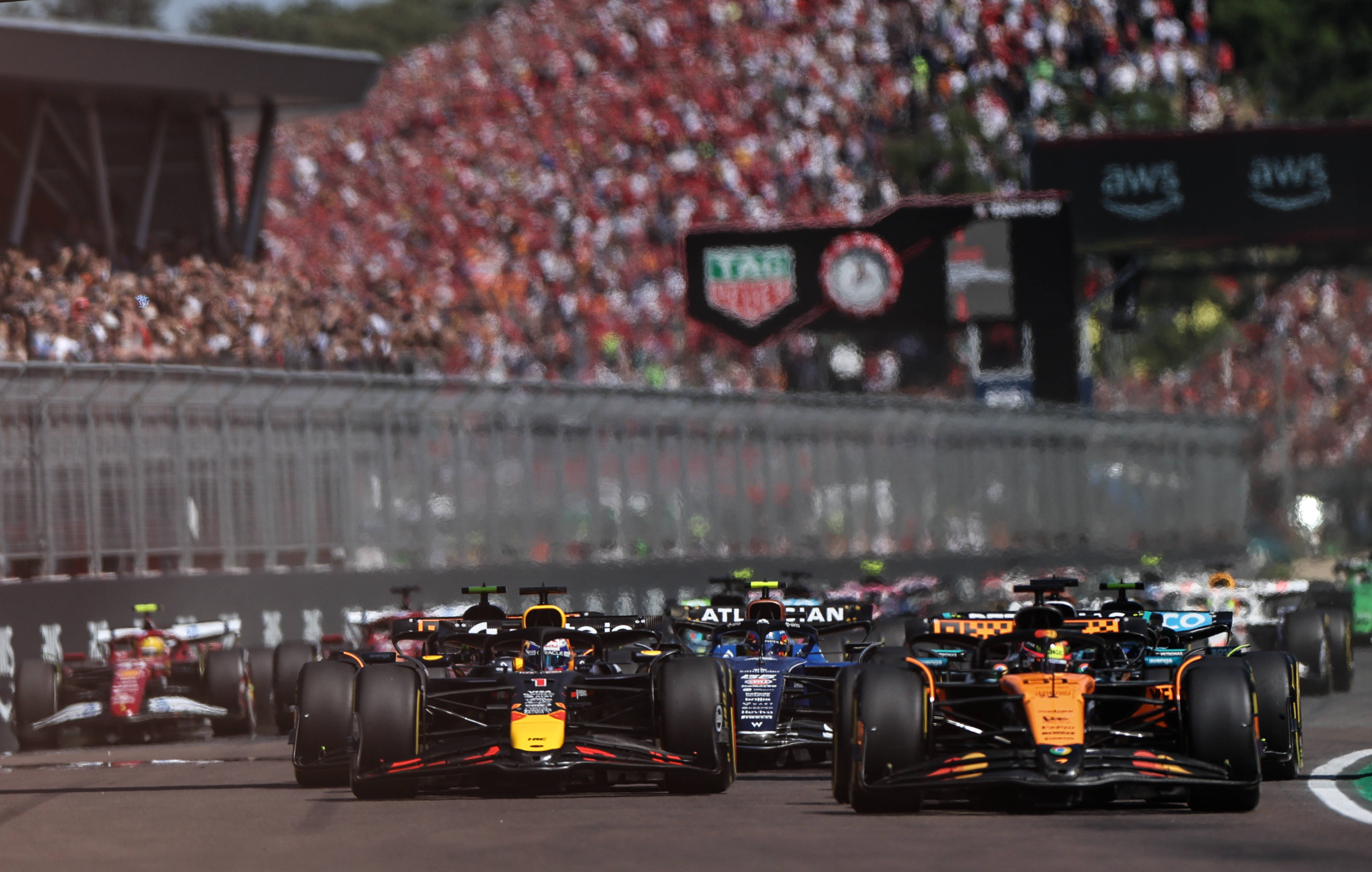 哈斯车队逆转红牛二队，皮亚斯特里带队取胜