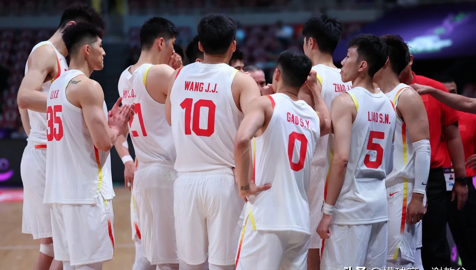 广东队在场上力挫对手,继续领跑比赛 广东队在场上力挫对手,继续领跑比赛