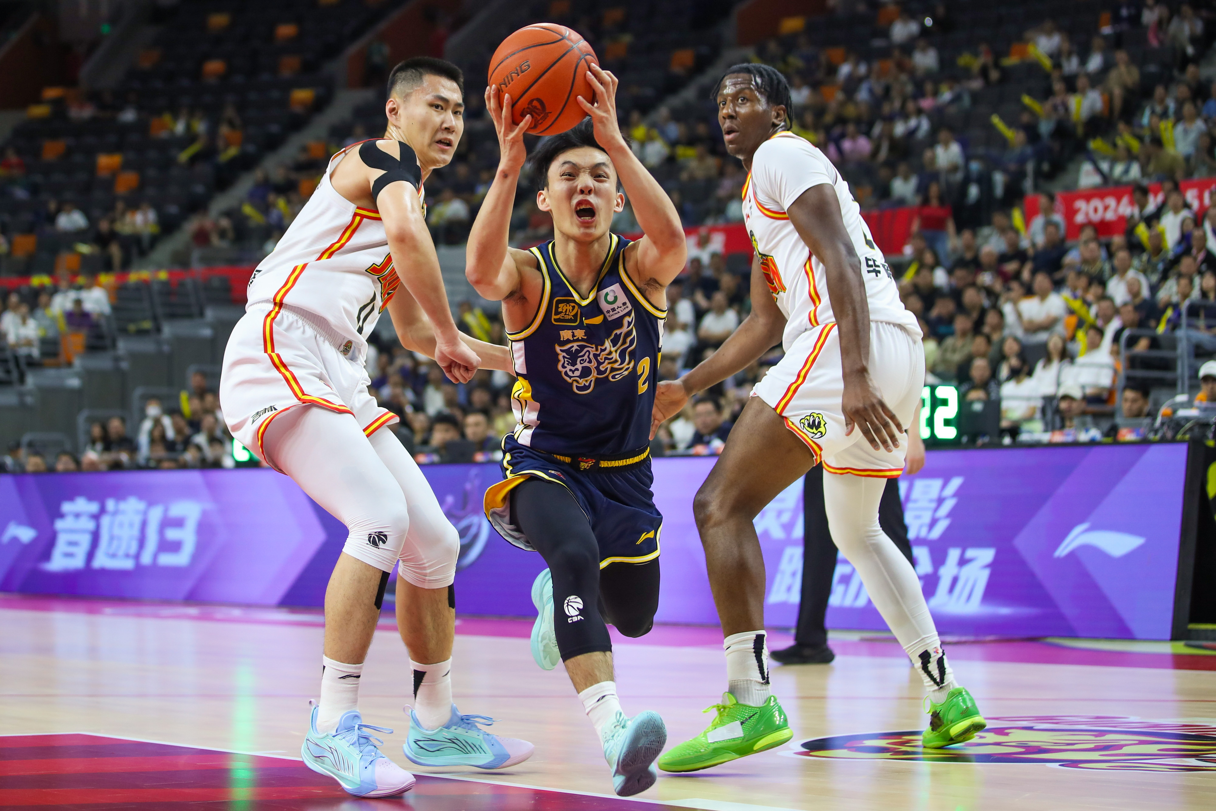 深圳队轻取广州队，东契奇点燃赛场