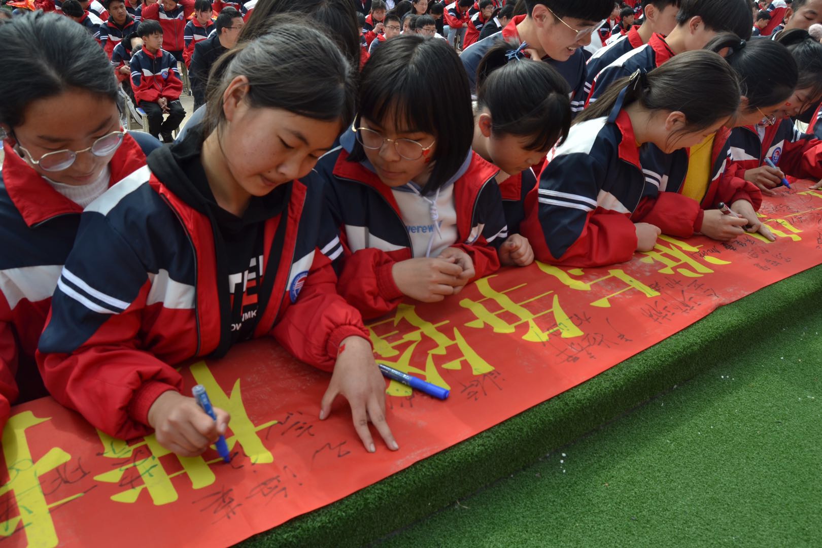 新西兰运动员斗志昂扬，冲刺拼搏时刻